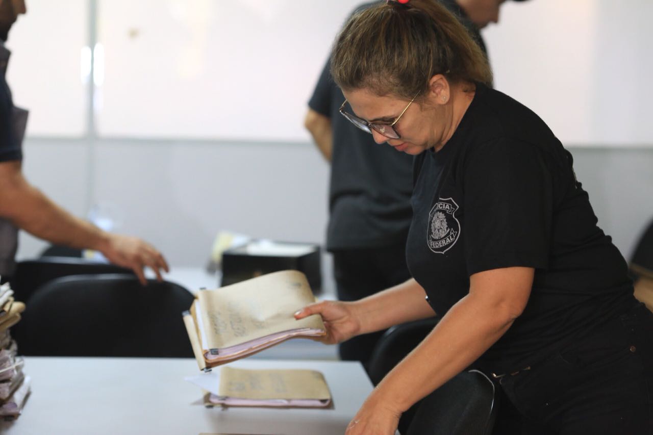 Polícia Federal apreende documentos durante Operação Topique