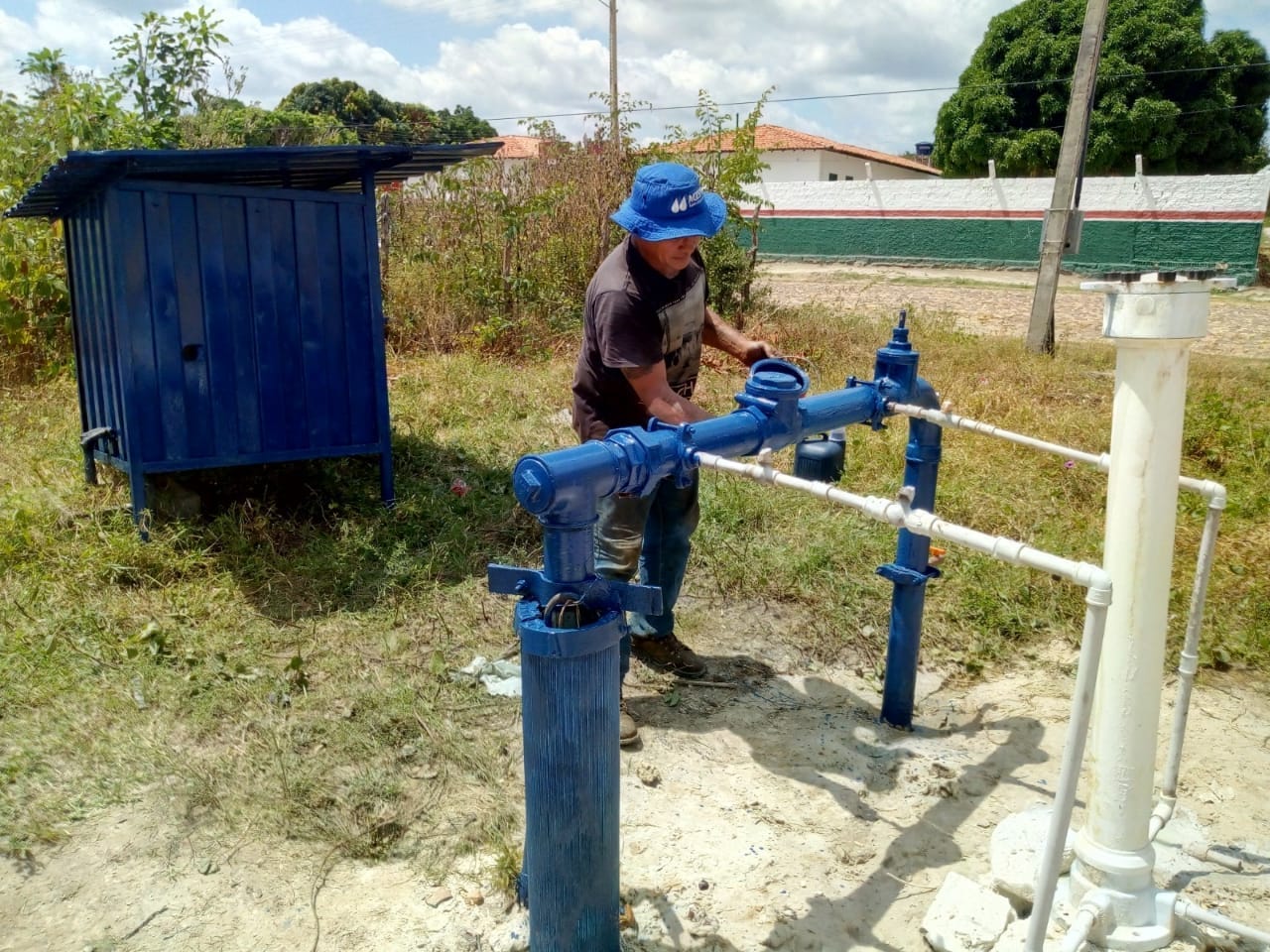 Funcionário da Agespisa realiza serviço em poço de Buriti dos Lopes