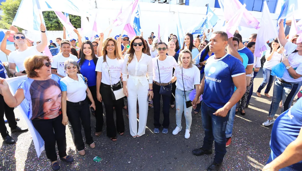 Iracema Portella com militantes