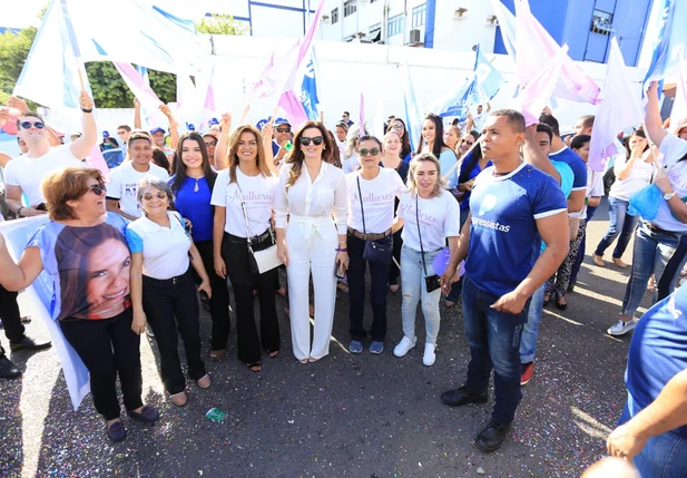 Iracema Portella com militantes