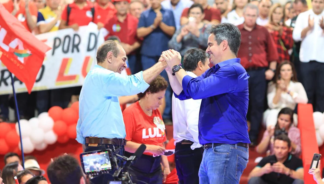 Marcelo Castro e Ciro Nogueira se cumprimentam durante convenção do PT