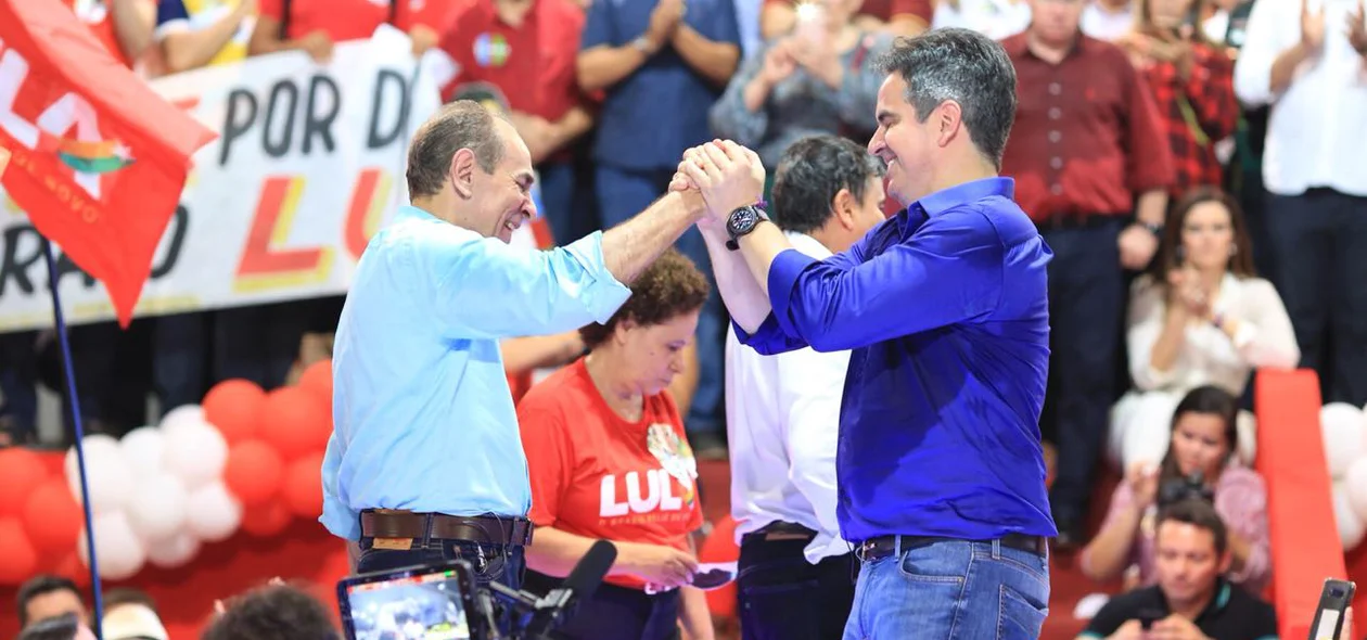 Marcelo Castro e Ciro Nogueira se cumprimentam durante convenção do PT