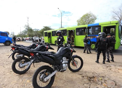 Policiais da BPRONE pararam ônibus e revistaram passageiros
