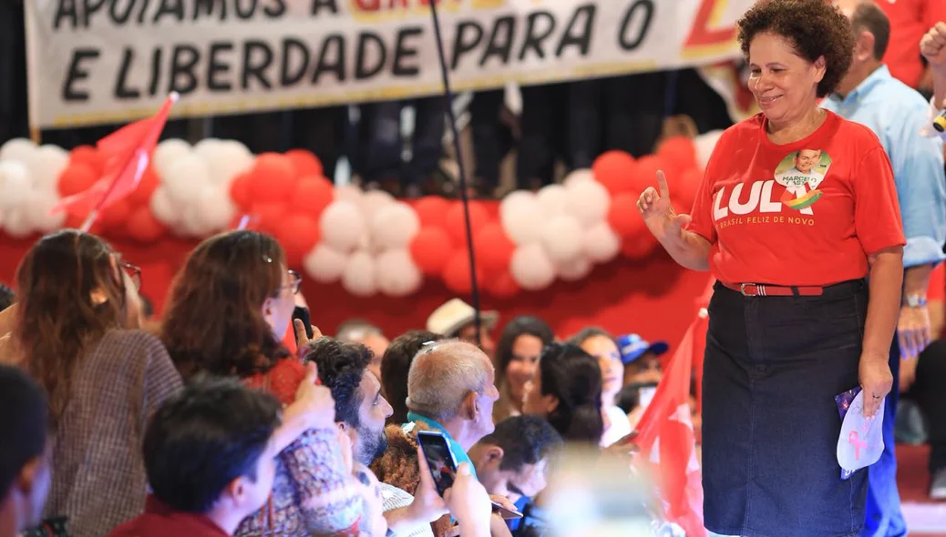 Regina sousa cumprimenta público durante convenção do PT