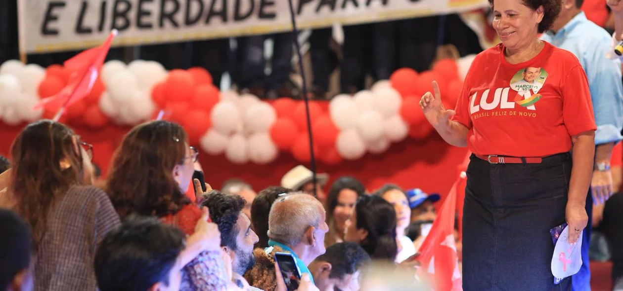 Regina sousa cumprimenta público durante convenção do PT