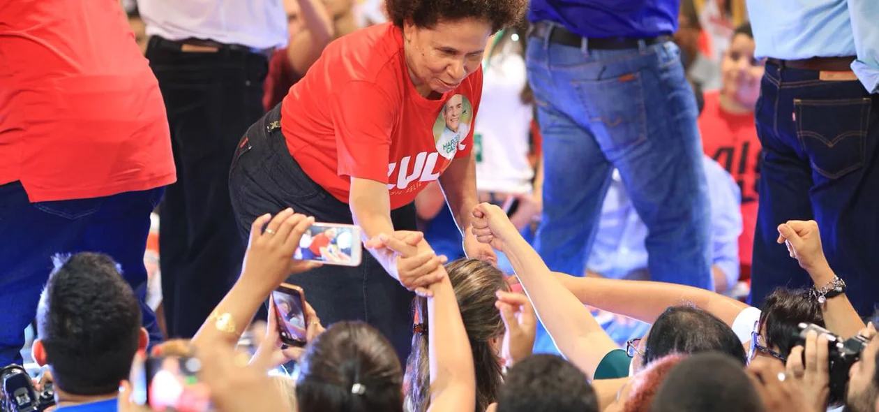 Regina Sousa durante convenção do PT