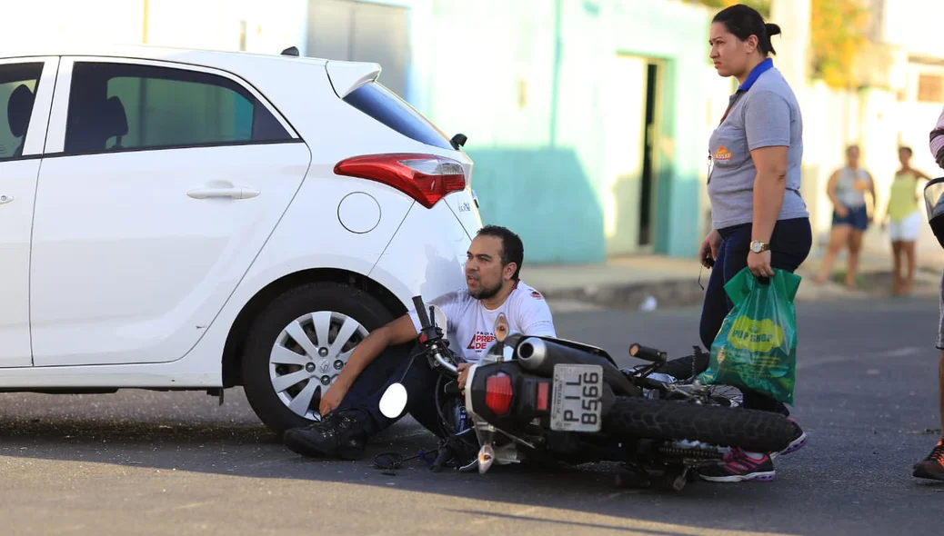 Colisão entre um HB20 e uma motocicleta