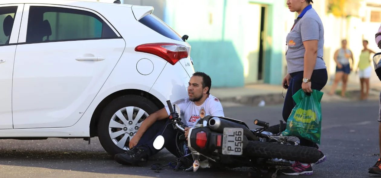 Colisão entre um HB20 e uma motocicleta