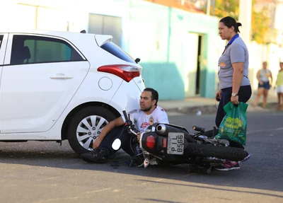 Colisão entre um HB20 e uma motocicleta