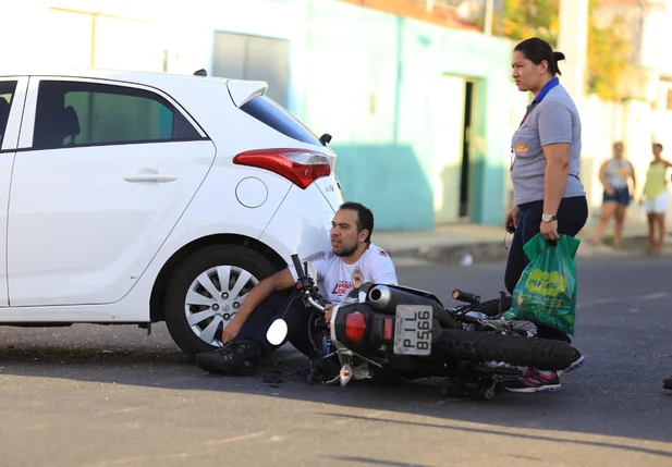 Colisão entre um HB20 e uma motocicleta