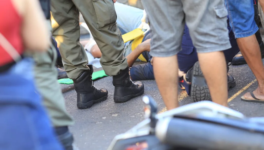 Colisão entre moto e veículo de passeio 
