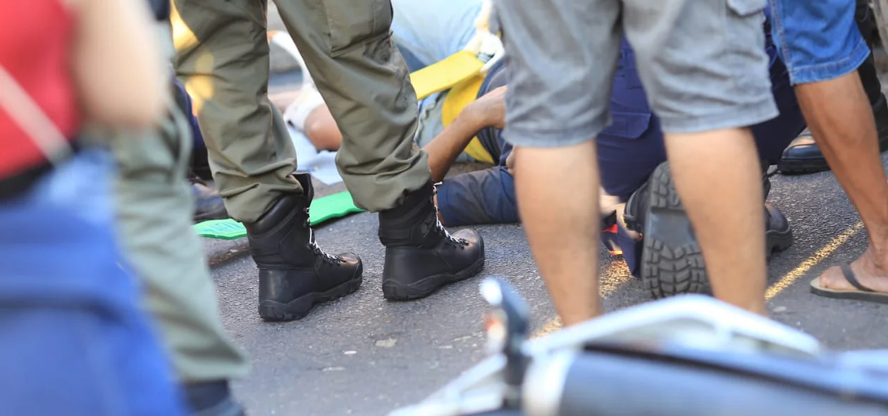 Colisão entre moto e veículo de passeio 