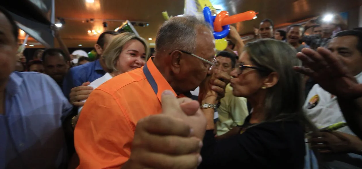 Dr. Pessoa é recebido por simpatizantes do partido