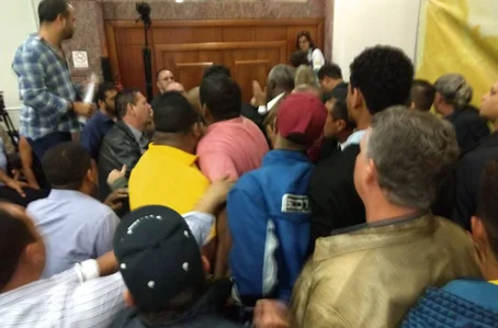 Evento foi marcado por gritaria e empurrões entre apoiadores de Márcio Lacerda e Júlio Delgado 