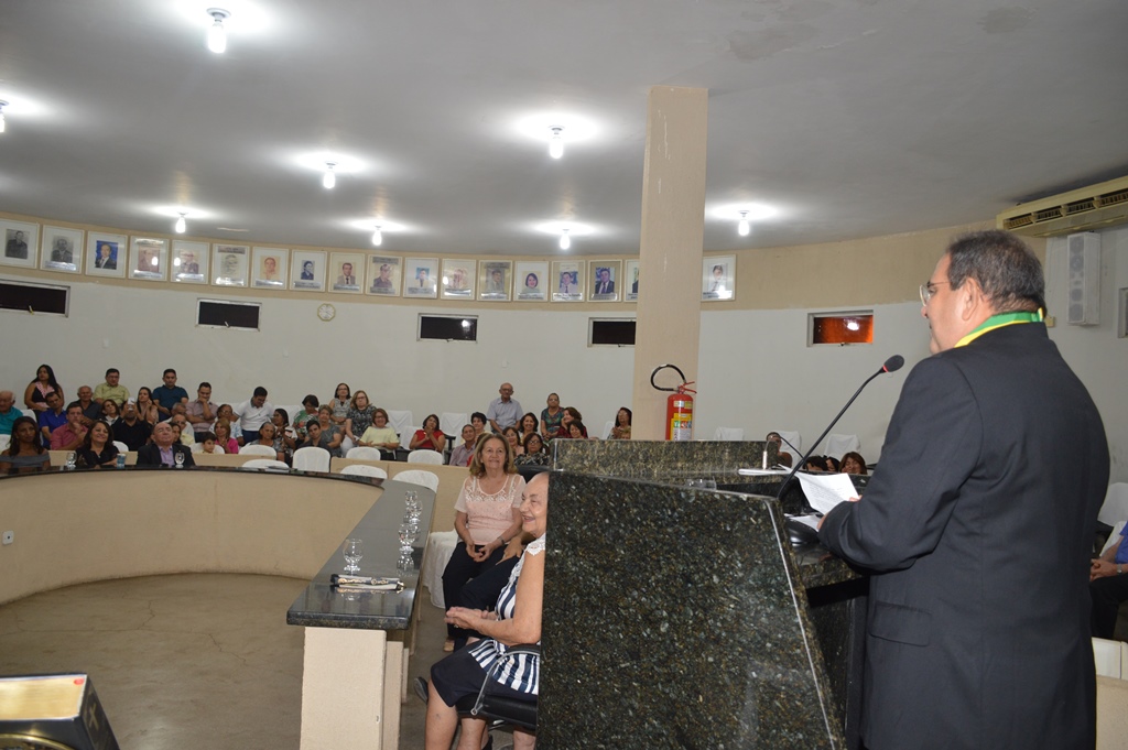 Padre Bezerra faz discurso de agradecimento