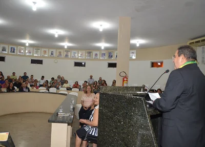 Padre Bezerra faz discurso de agradecimento