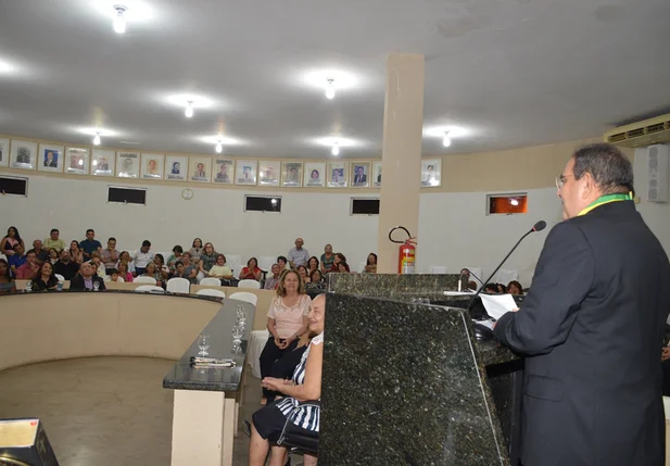 Padre Bezerra faz discurso de agradecimento