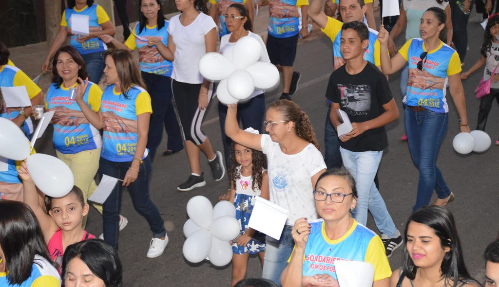 Caminhada atrai pessoas de todas as idades