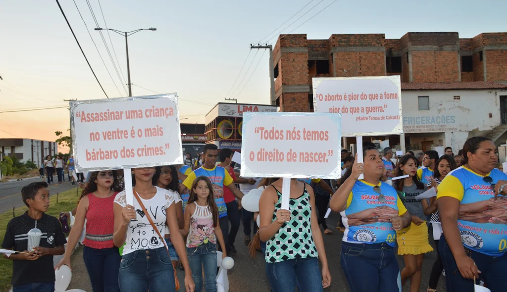 Jovens protestam contra o aborto