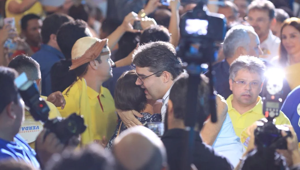 Luciano Nunes cumprimenta o eleitorado durante convenção em Teresina