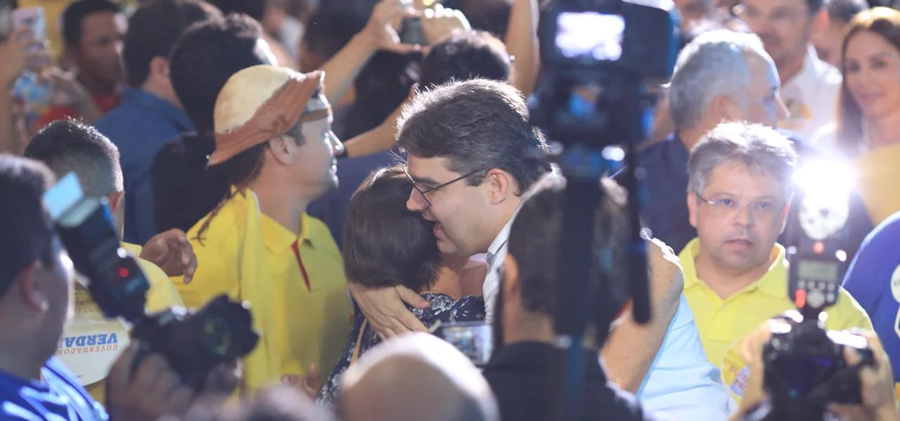 Luciano Nunes cumprimenta o eleitorado durante convenção em Teresina