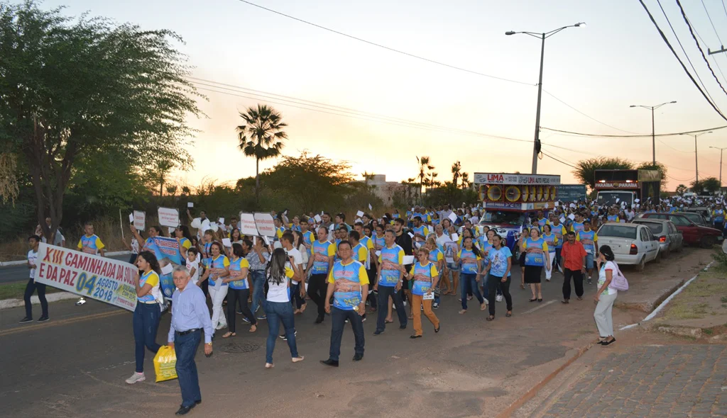 Milhares de pessoas participam da caminhada