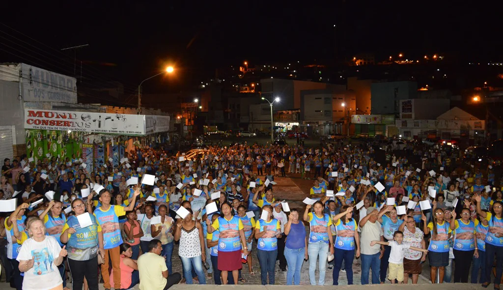 Multidão acompanha celebração da missa solene