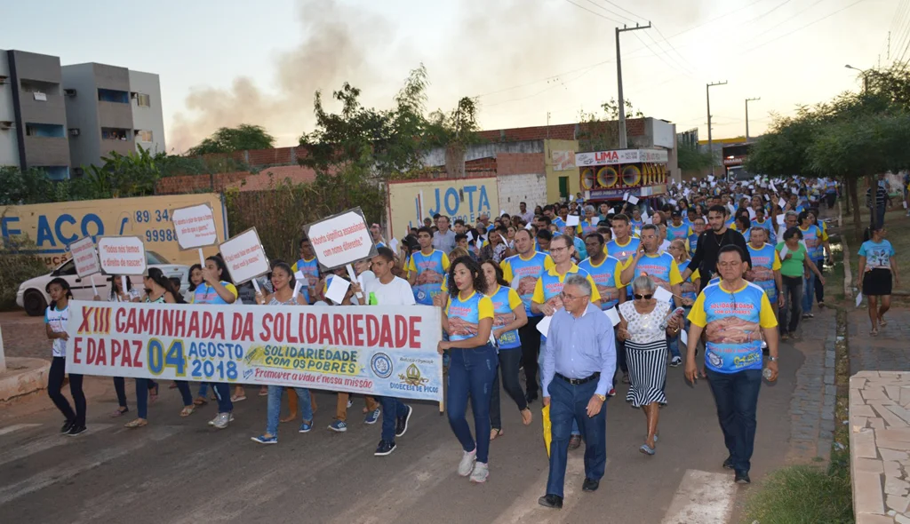 Multidão participa da caminhada