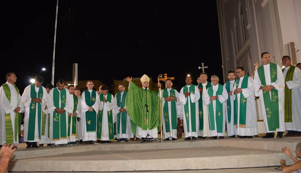 Presidida por dom Plínio missa contou com a presença de mais de 30 padres