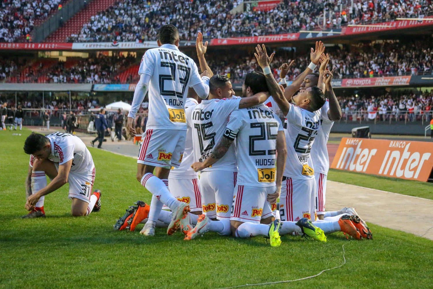 São Paulo comemora gol durante partida no Morumbi