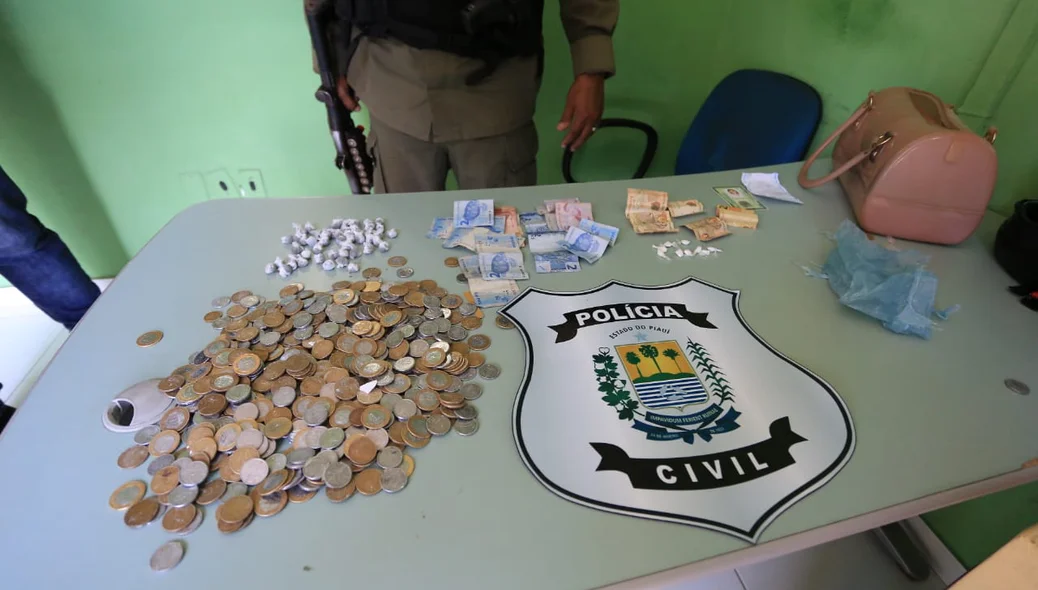 Dinheiro apreendido pelos policiais do 22º DP 