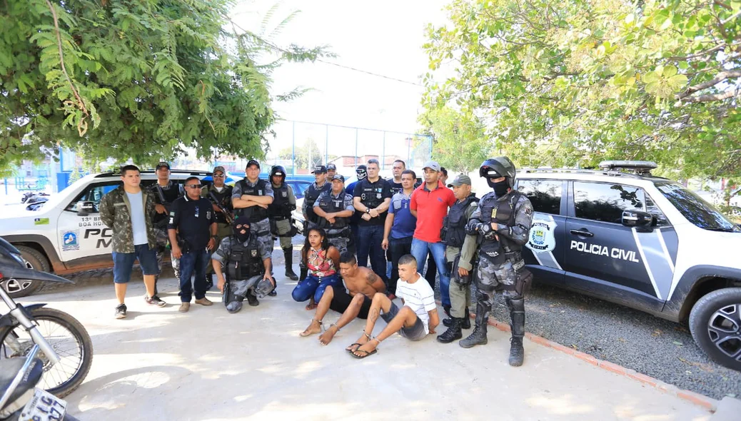 Equipe do 22º DP com os acusados presos