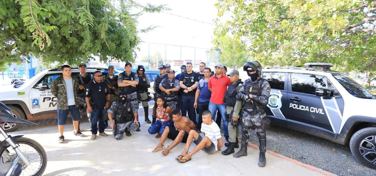 Equipe do 22º DP com os acusados presos