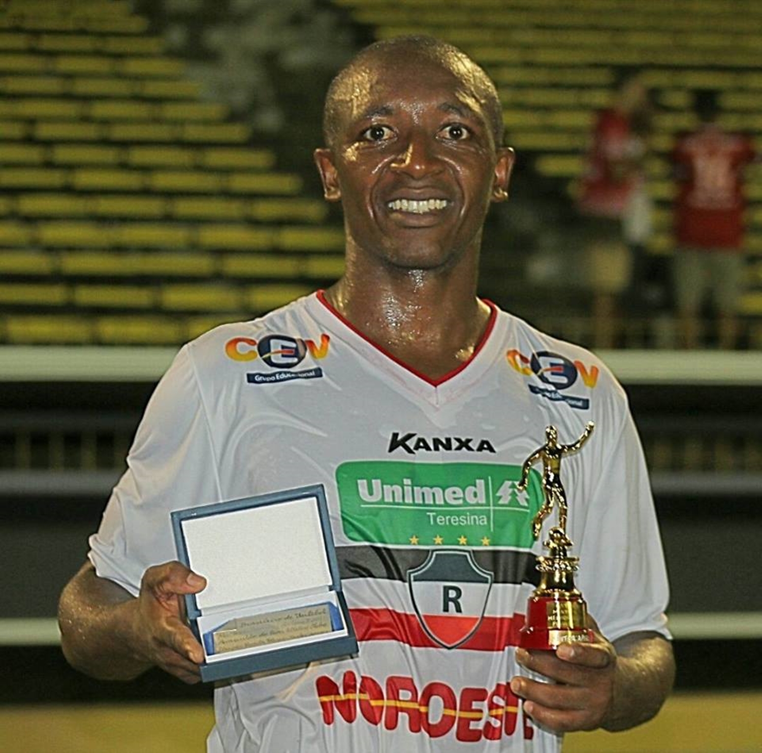 Jogador Amarildo com a camisa do River-PI, seu ex-clube