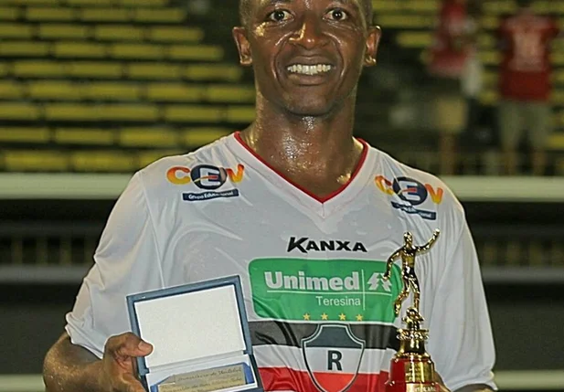 Jogador Amarildo com a camisa do River-PI, seu ex-clube