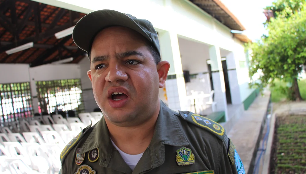 Major Jansen, comandante do pelotão escolar