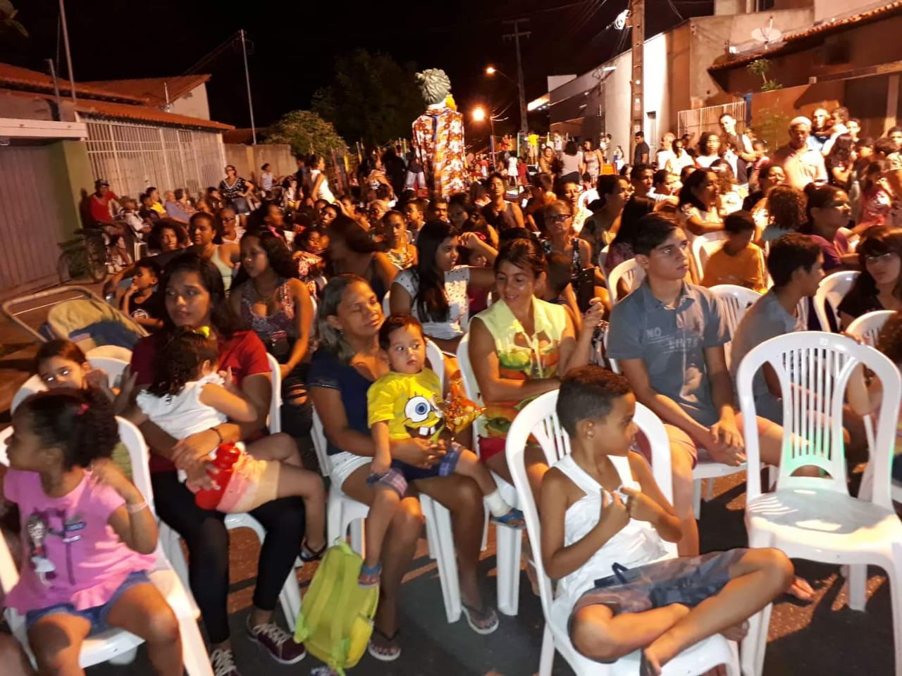 Moradores aproveitando a festa