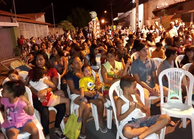 Moradores aproveitando a festa