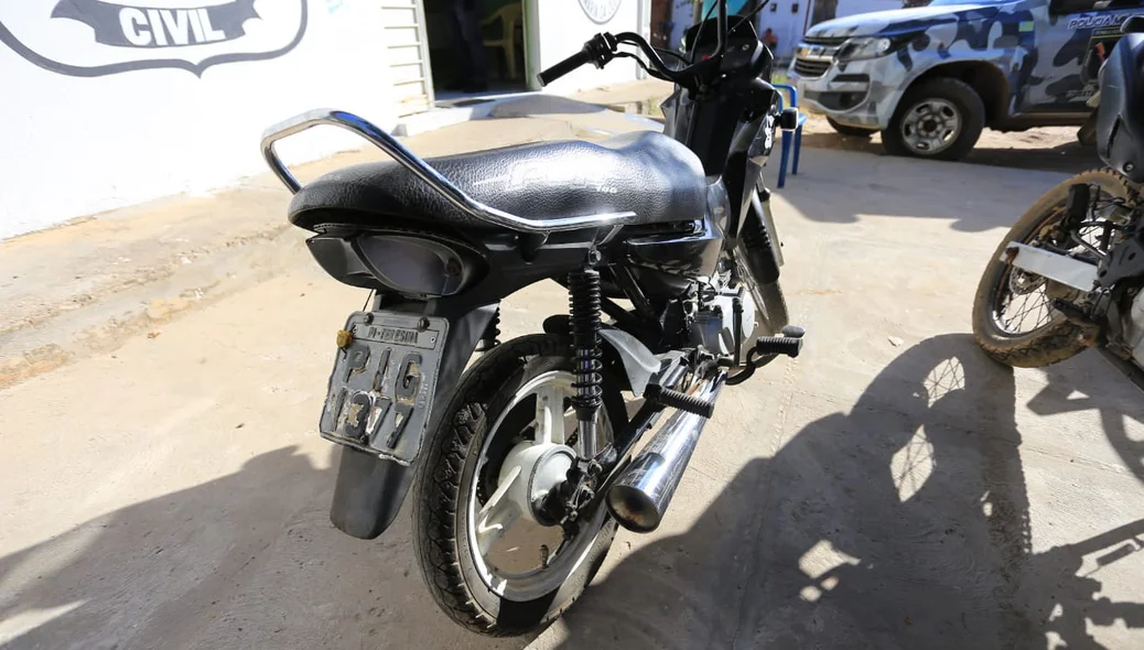 Motocicleta utilizada pelos acusados de tráfico de drogas