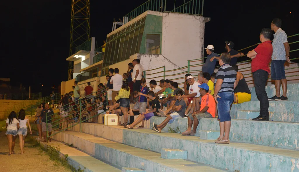 Torcida acompanha partida semifinal