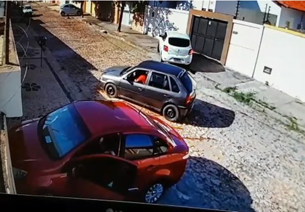 Câmaras flagram roubo de carro na zona leste de Teresina