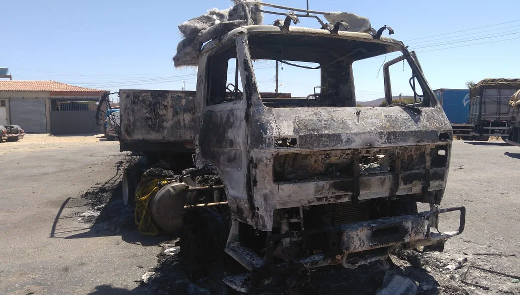 Carreta pega fogo e fica completamente destruída no Piauí