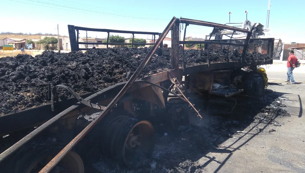 Destroços de carreta que pegou fogo em posto fiscal do Piauí