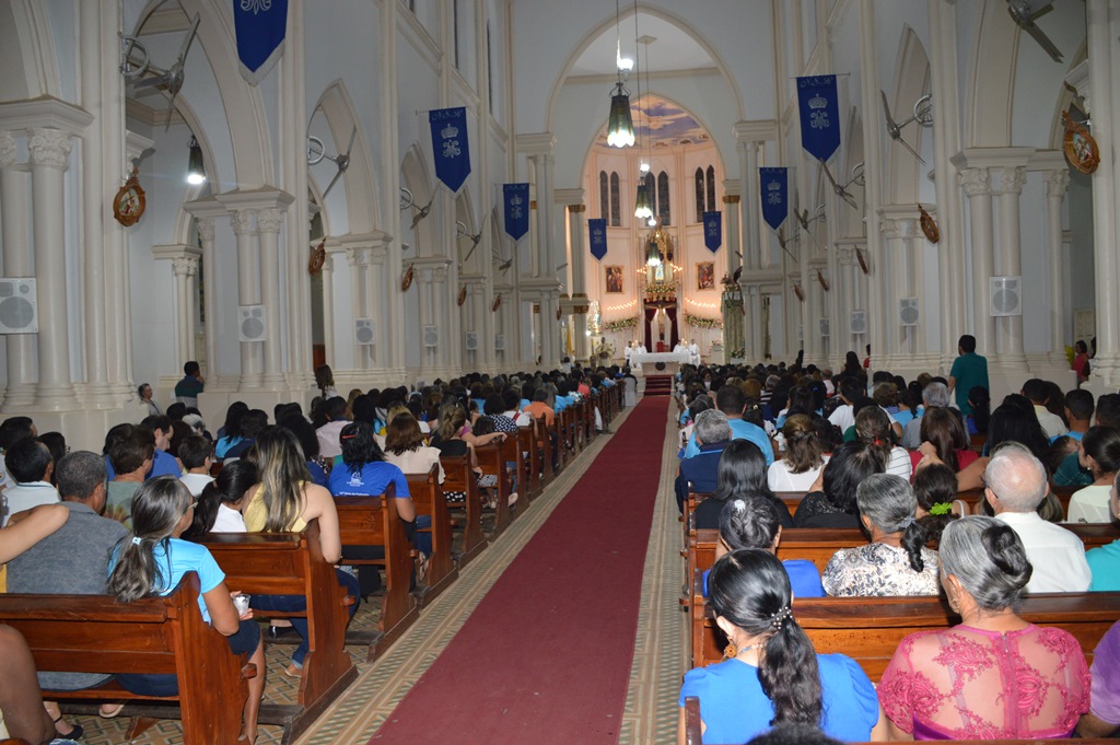 Picoenses lotam Catedral na abertura da Festa da Padroeira