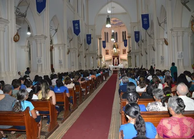 Picoenses lotam Catedral na abertura da Festa da Padroeira