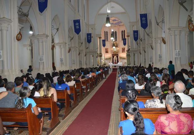 Picoenses lotam Catedral na abertura da Festa da Padroeira