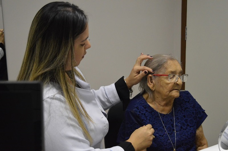 Aposentada de 100 anos é a mais velha a receber prótese no Ceir
