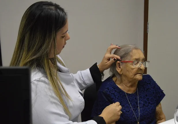 Aposentada de 100 anos é a mais velha a receber prótese no Ceir