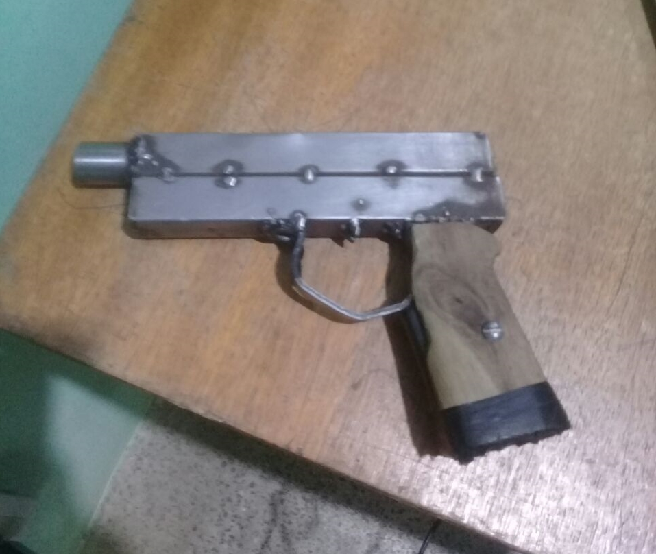 Arma artesanal usada pelos acusados