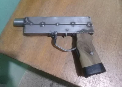 Arma artesanal usada pelos acusados